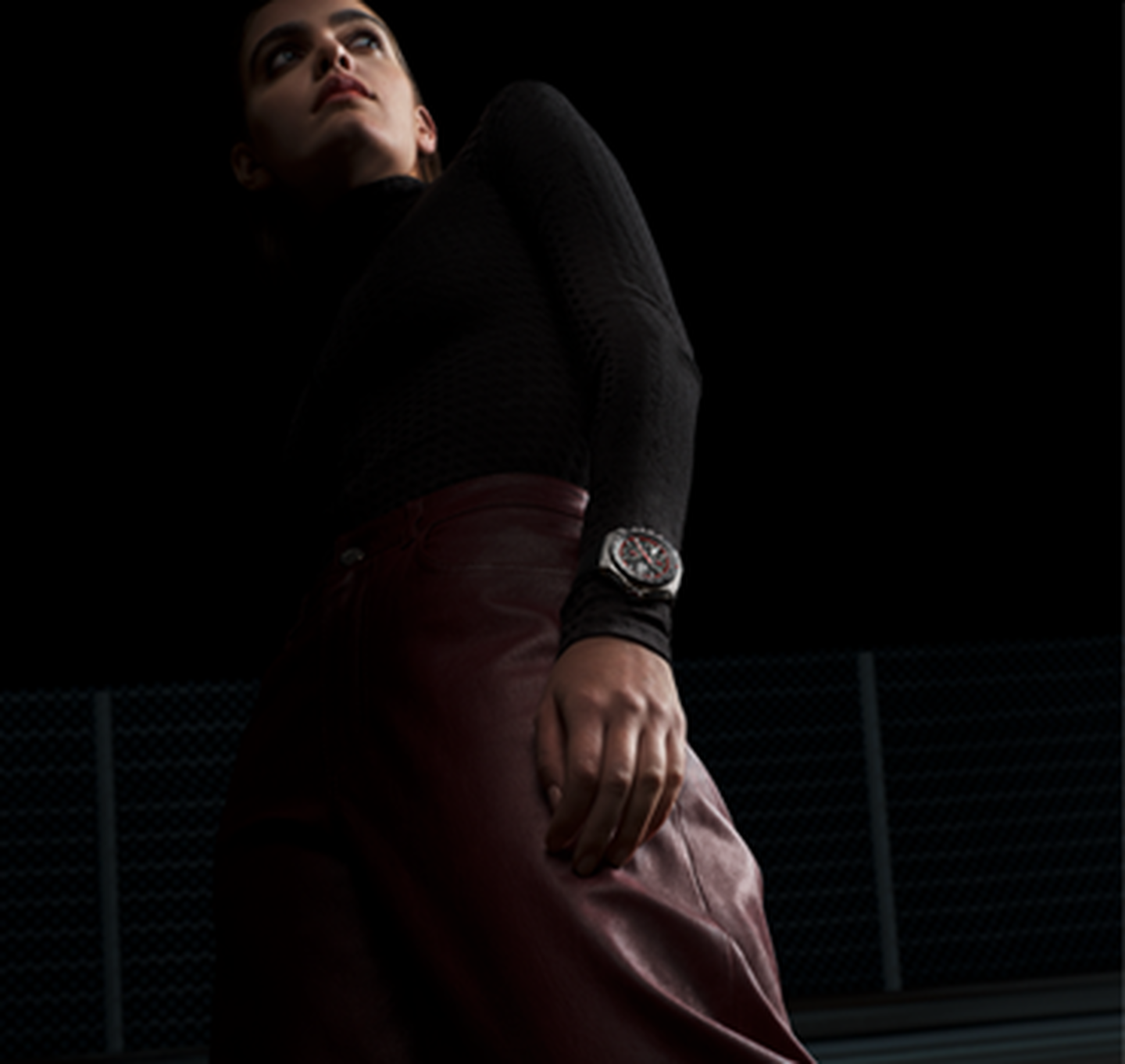 Une femme porte une montre TAG Heuer.